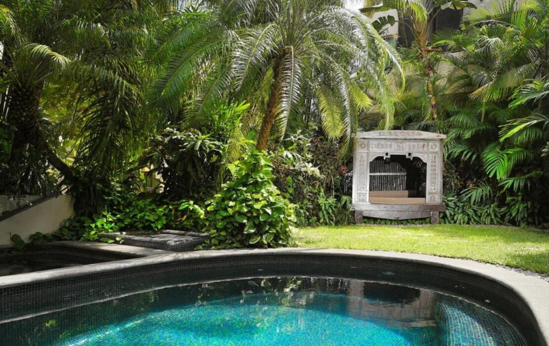 El Taj Oceanfront and Beachside Condo Hotel