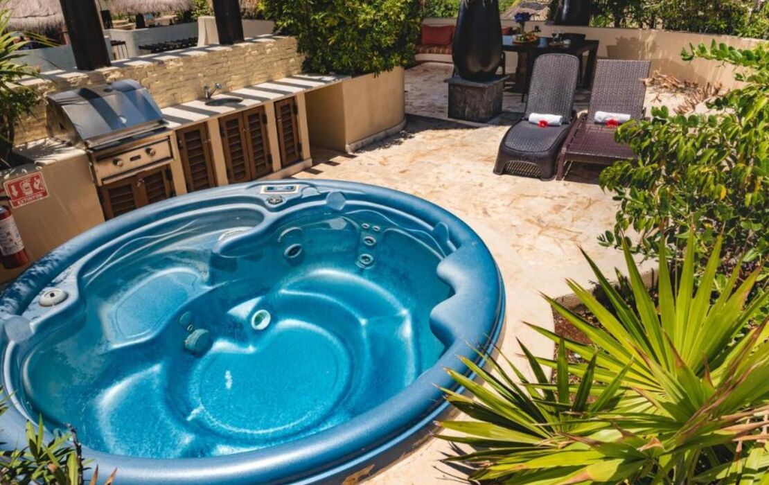 El Taj Oceanfront and Beachside Condo Hotel