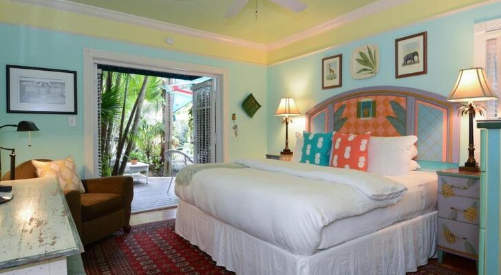 Pineapple Point Guesthouse & Resort - Gay Men's Resort