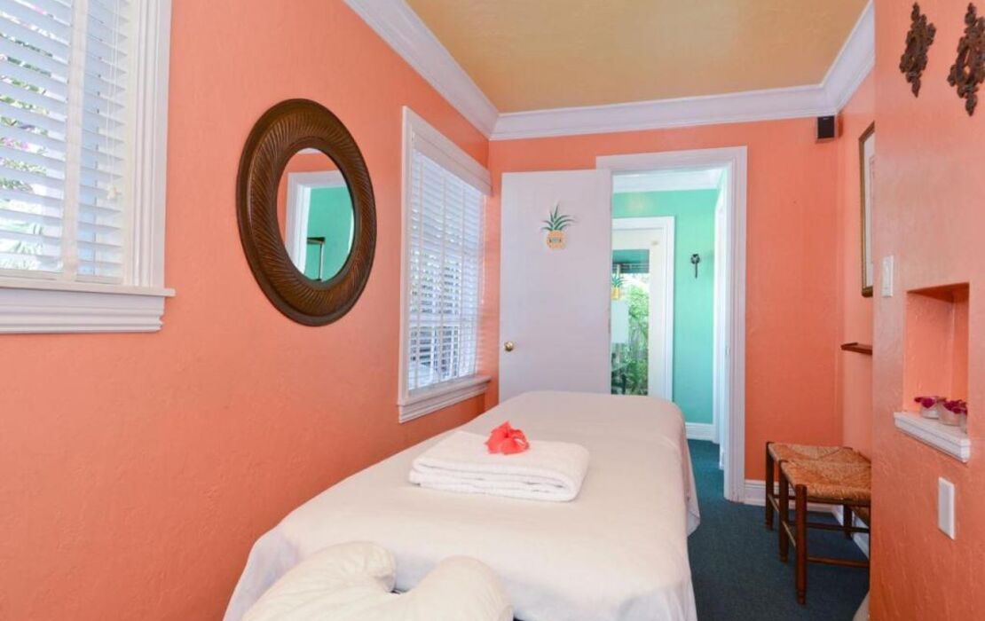 Pineapple Point Guesthouse & Resort - Gay Men's Resort