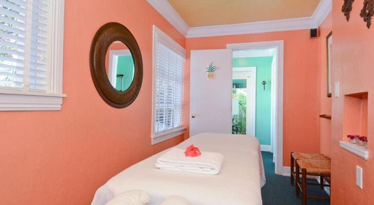 Pineapple Point Guesthouse & Resort - Gay Men's Resort