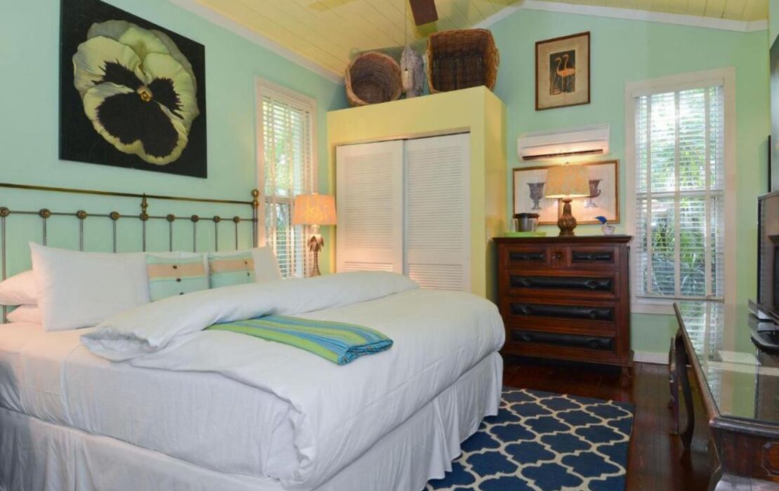 Pineapple Point Guesthouse & Resort - Gay Men's Resort