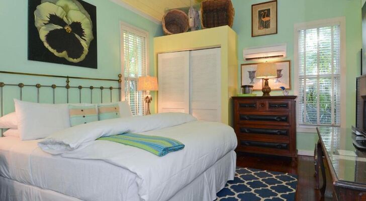 Pineapple Point Guesthouse & Resort - Gay Men's Resort