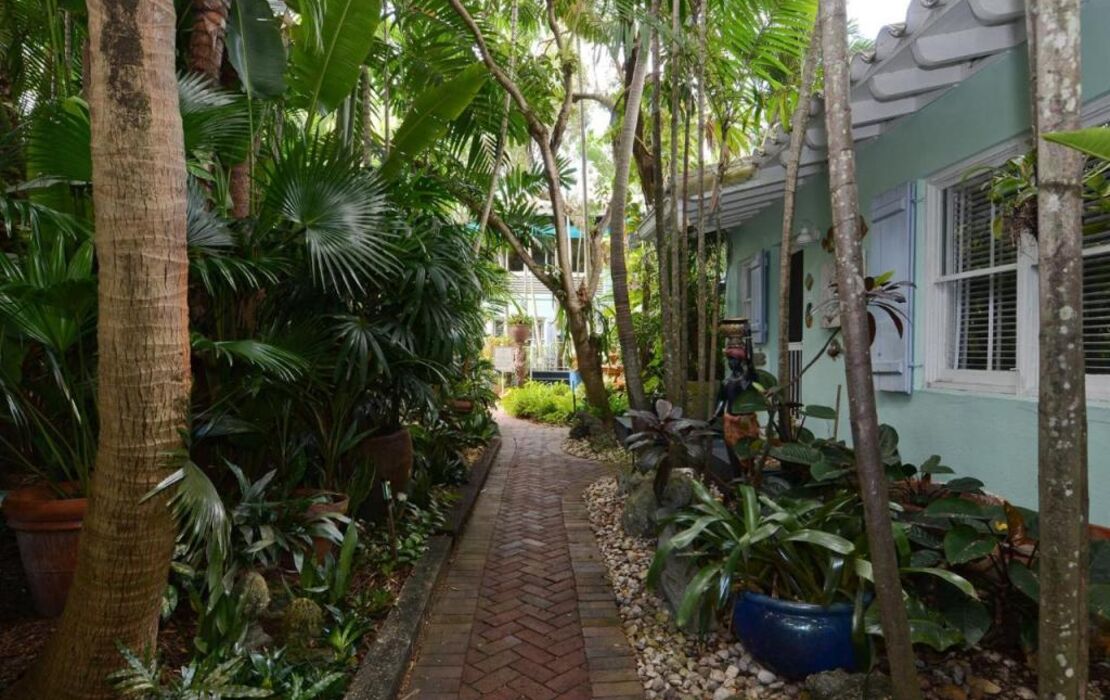 Pineapple Point Guesthouse & Resort - Gay Men's Resort