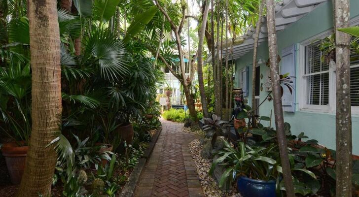 Pineapple Point Guesthouse & Resort - Gay Men's Resort