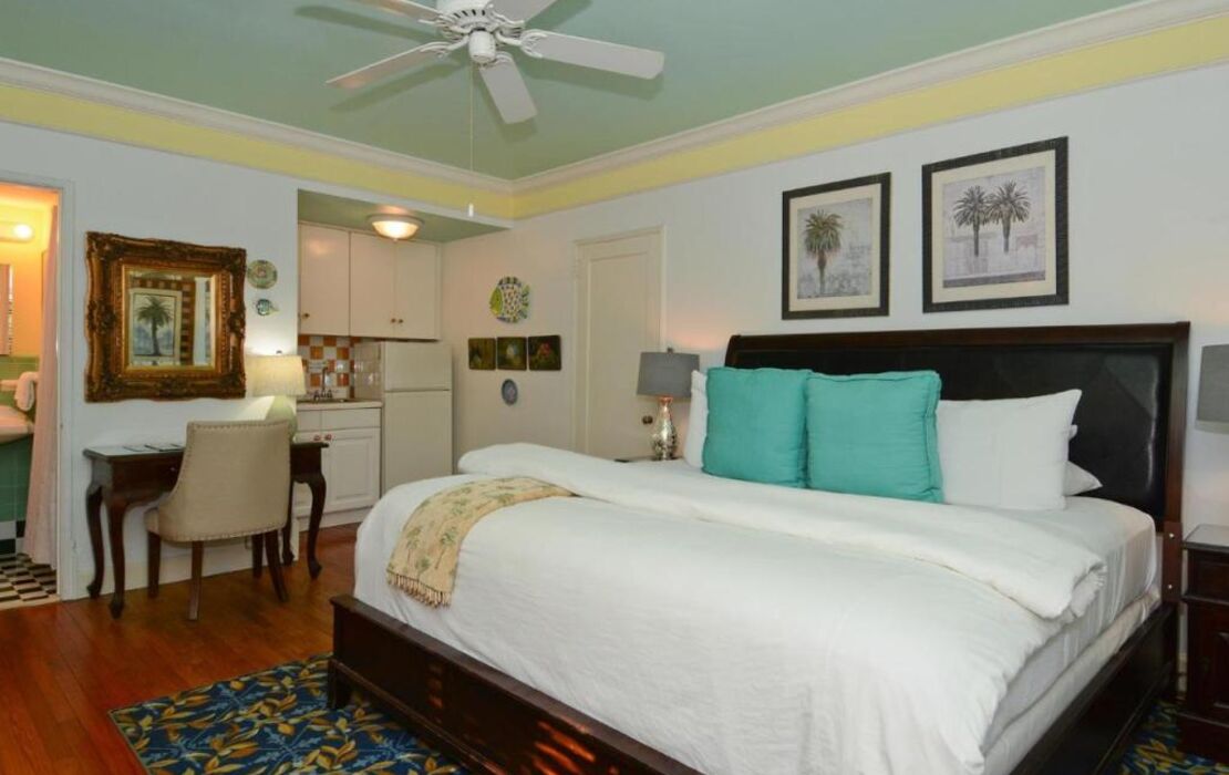 Pineapple Point Guesthouse & Resort - Gay Men's Resort