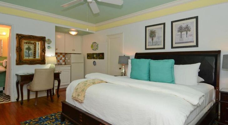 Pineapple Point Guesthouse & Resort - Gay Men's Resort