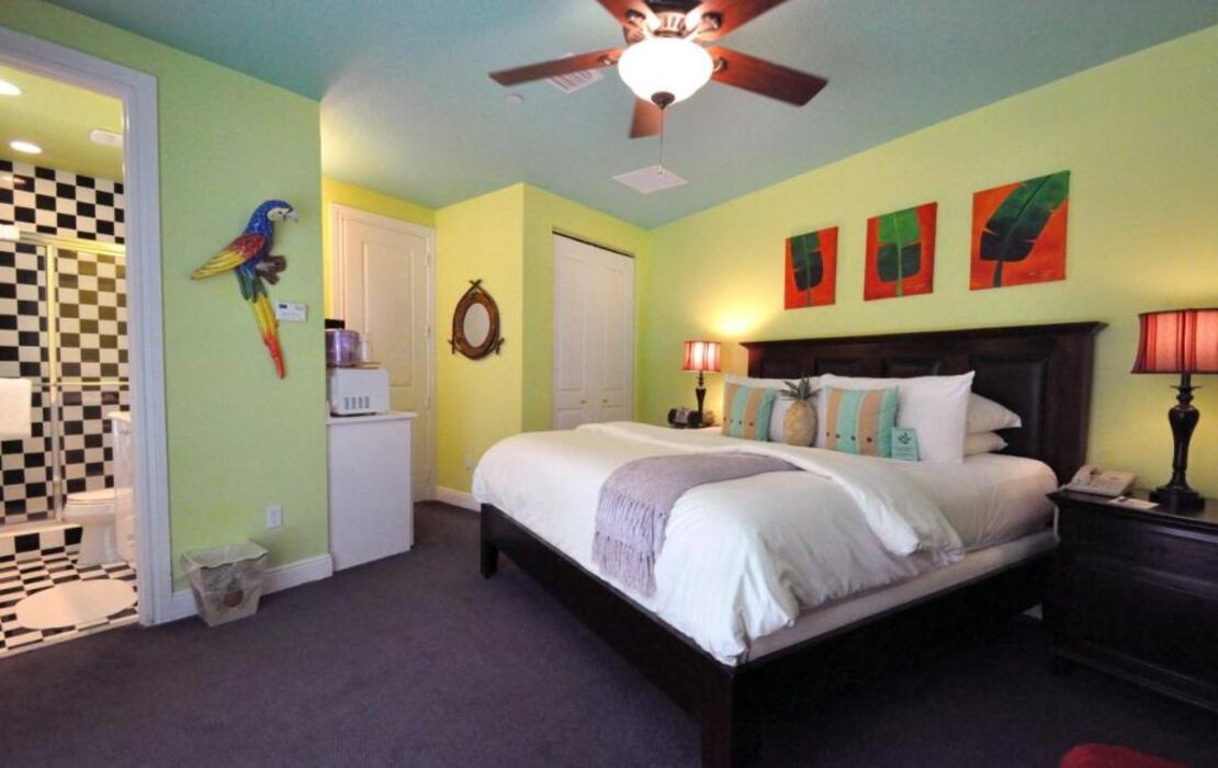 Pineapple Point Guesthouse & Resort - Gay Men's Resort