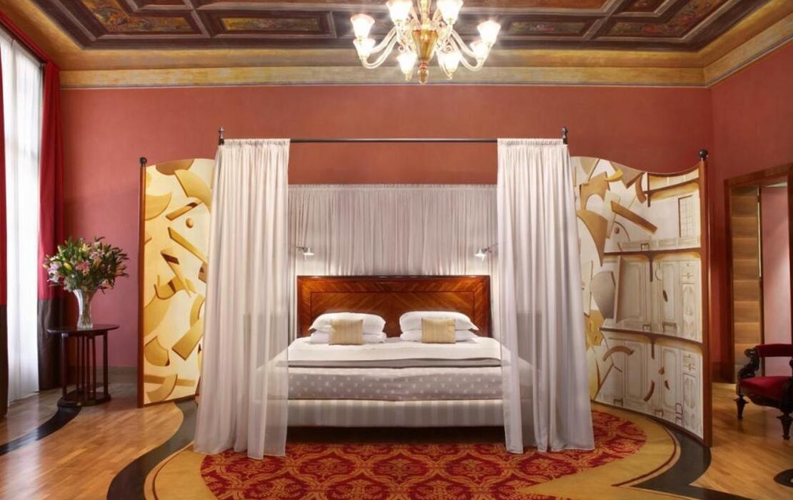 Hotel Saturnia & International