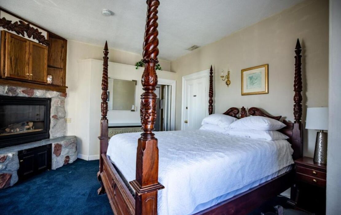 Brasswood Inn