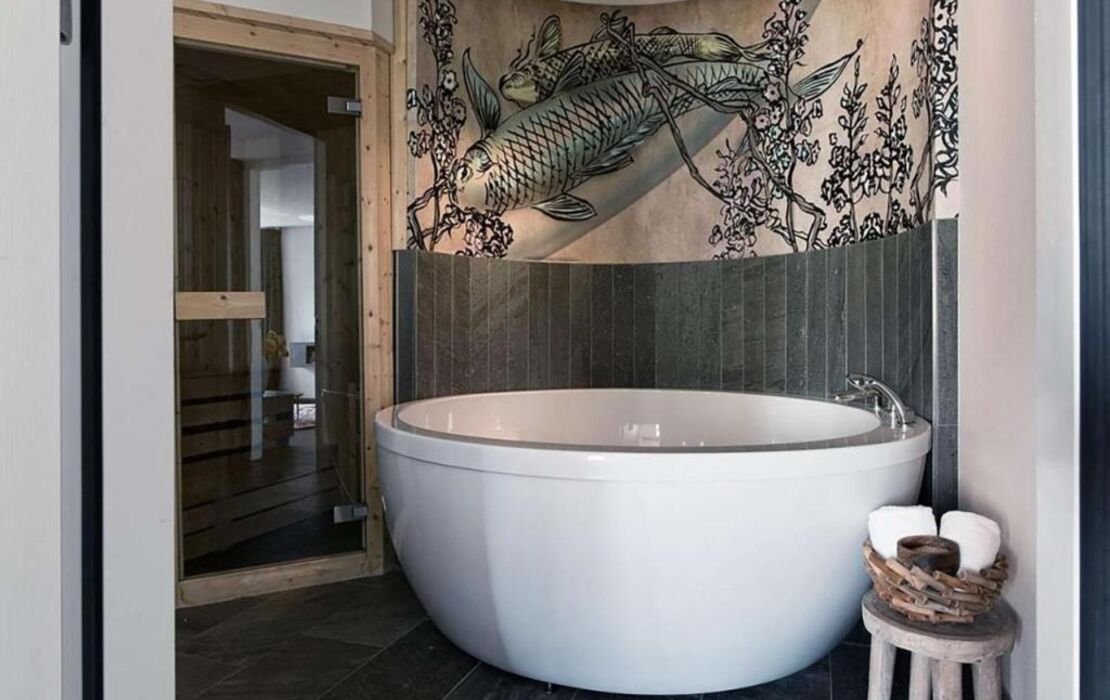 Mainport Hotel Rotterdam, Curio Collection by Hilton