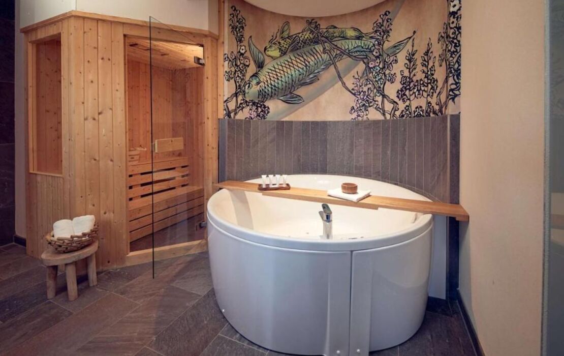 Mainport Hotel Rotterdam, Curio Collection by Hilton