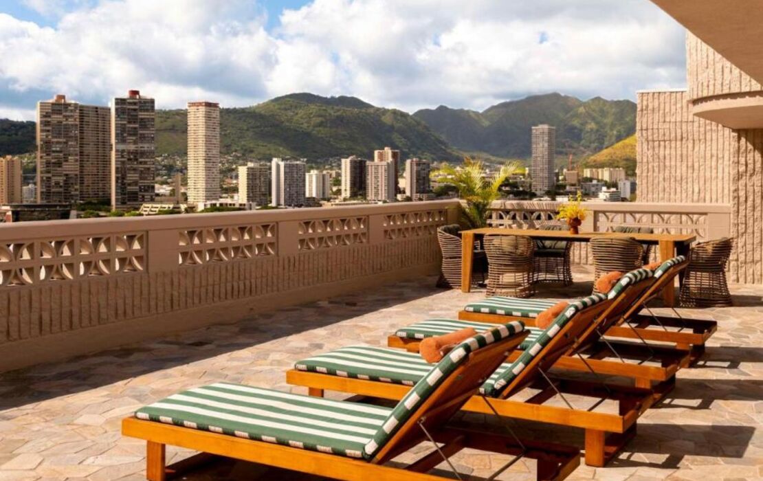 Wayfinder Waikiki - Voted Top 10 Best Hotels in Hawaii!