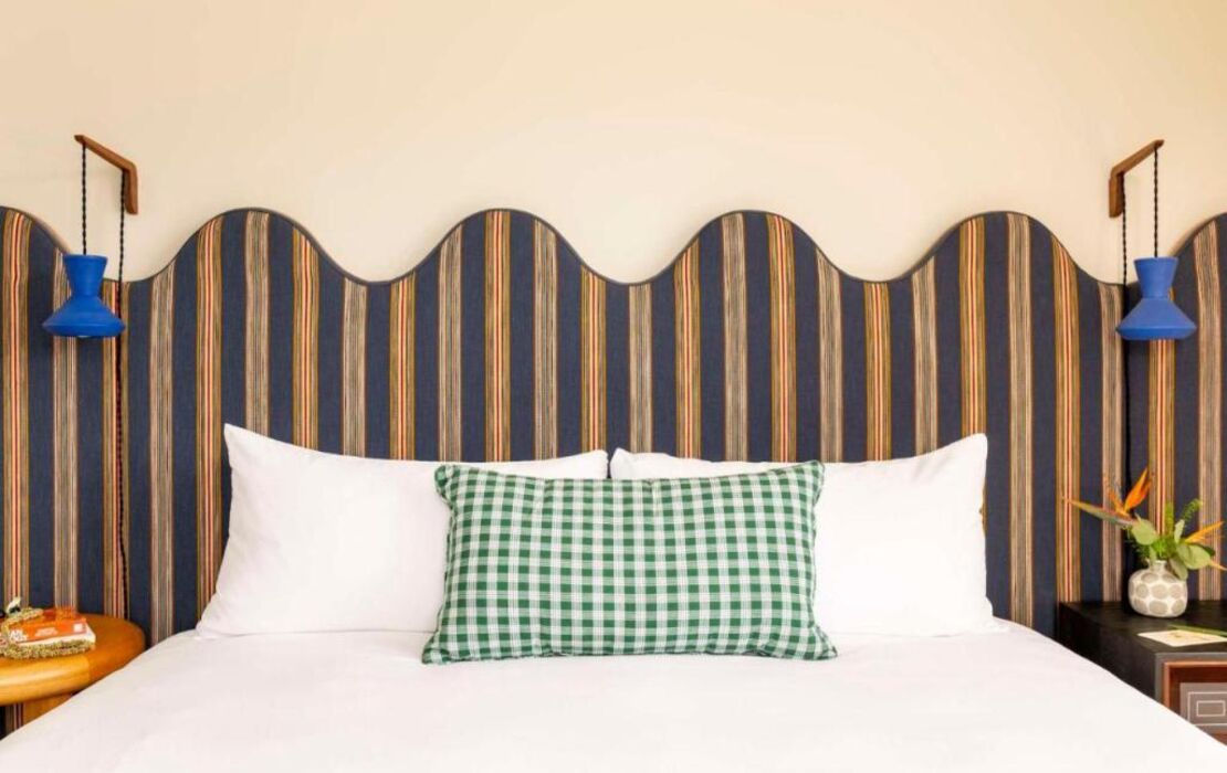 Wayfinder Waikiki - Voted Top 10 Best Hotels in Hawaii!