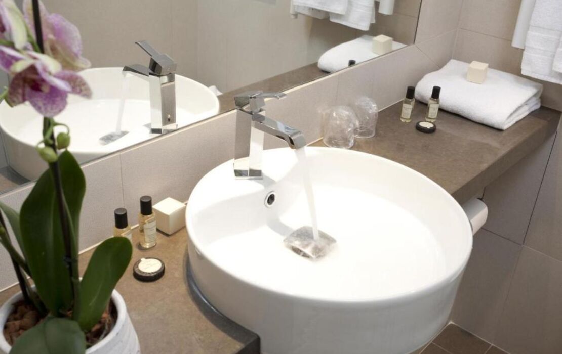 Hotel de Neuve by Happyculture