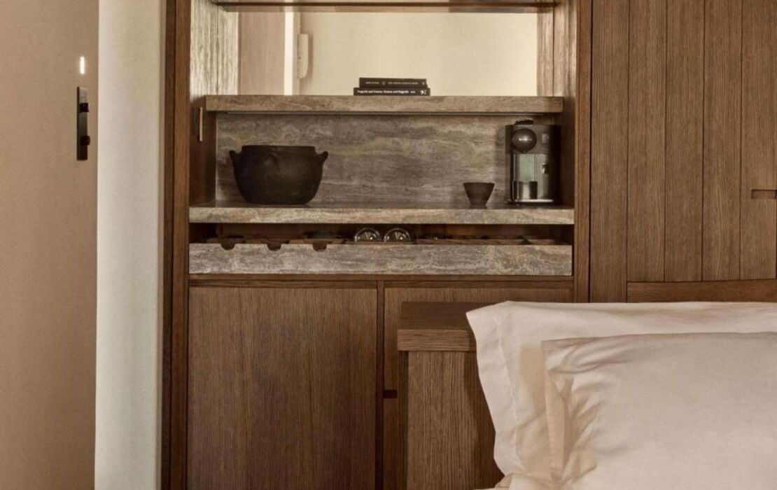 Luura Paros Cliff, Morgans Originals