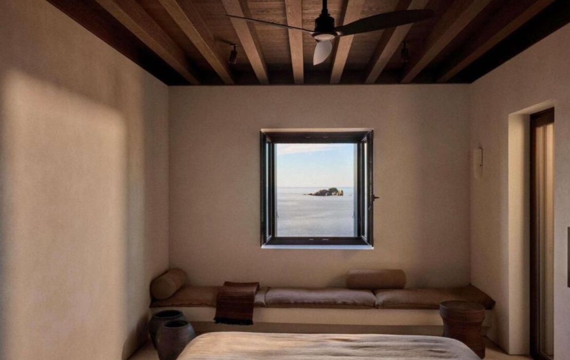 Luura Paros Cliff, Morgans Originals